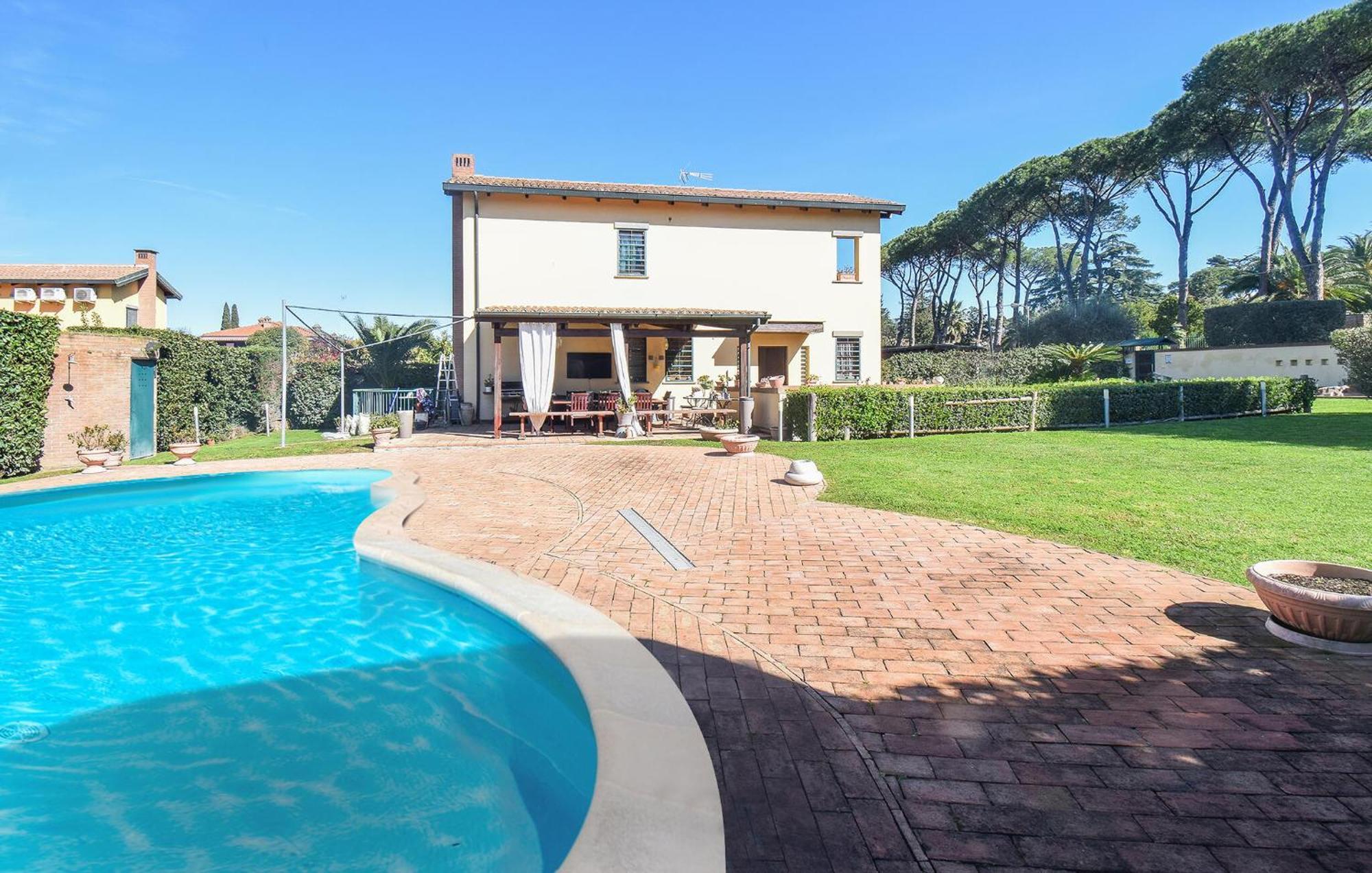 6 Bedroom Awesome In Casa vacanze Roma